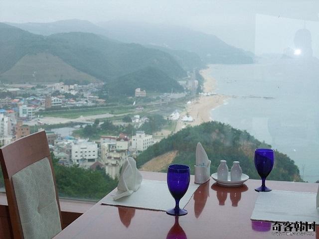  酒店里悬崖绝壁上的餐厅