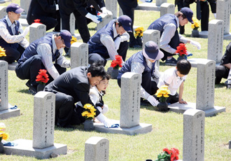 韩国的节假日  显忠日