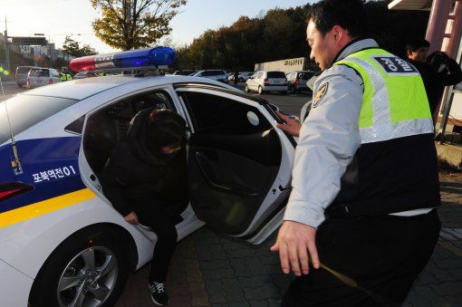 警察将母女送往考场