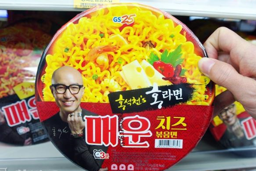 来韩国旅游，随处可见的就属便利店了。商场里、地铁站里、大街小巷哪哪都是。随着便利店的增加，便利店之间的竞争也日趋激烈，没有一两款镇店之宝是很难有立足之地的。韩国有很多品牌便利店，其中最有名气的应属GS25、CU、7-11、Mini stop这四家店了。这四家店每家都有自有品牌人气商品，也称之为PB商品。那么下面韩游网小编就来整理一下2014年各大便利店的最受欢迎人气商品。