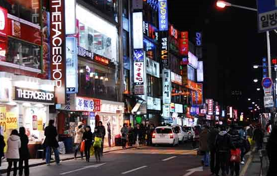 东大门是韩国最有名的服装商场，也是亚洲规划最大的服装商场。谁要想了解韩国的活力，人们就会让他去东大门商场。这里几乎具有顾客所能想到的一切。前一天在电视剧里看到某影星身上的衣服、鞋和包，第二天就能铺满东大门商场的货架。这里的设计师和服装商在掌握最新资讯和设计出产方面具有让人吃惊的才能，而这恰恰也是引领韩国服装界的力量。从百货店里的高档名牌到一杯咖啡价的T恤衫，从正式场合需求的工作装到色彩艳丽的夸大服饰，东大门的商品种类数不胜数。别处静悄悄的在东大门却是精彩纷呈的夜。