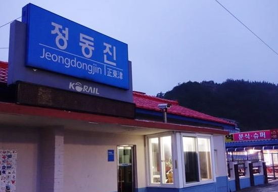 江原道，位于韩国东北部，自古以来就以名山胜水著称，是韩国首屈一指的旅游区。在韩国自由行热潮不断高涨的今日，奇客韩国的导游为大家介绍几个江原道最值得观赏的景点。