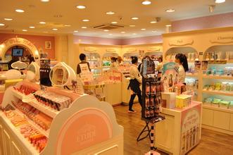韩国自由行的中国游客到韩国是因为爱上了韩国的化妆品。