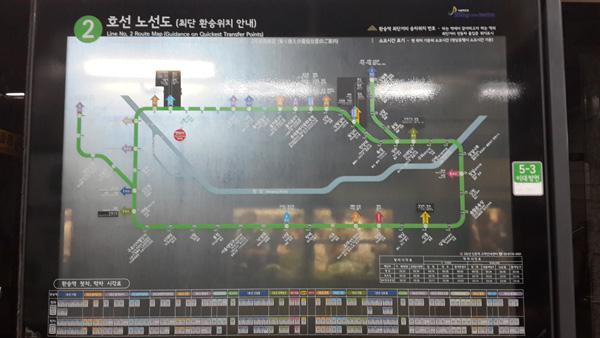 地铁月台上的线路图