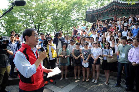 首尔市长为中国旅游团当导游