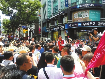 首尔市长在明洞为中国游客介绍韩国特色
