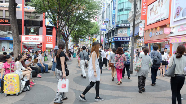 韩国街头人潮拥挤