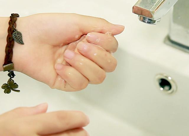 3.重复用手捏放，使海绵中的脏污与粉底彻底清洗出来