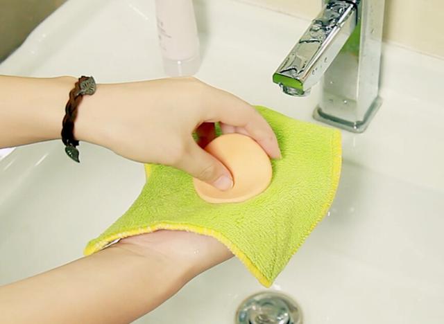 5.用干净、容易吸水的毛巾，将海绵按压吸干水分。
