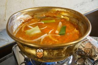 用韩式铜盆煮的泡菜汤
