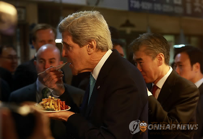 美国国务卿约翰克里2014年访问韩国时吃的韩国小吃